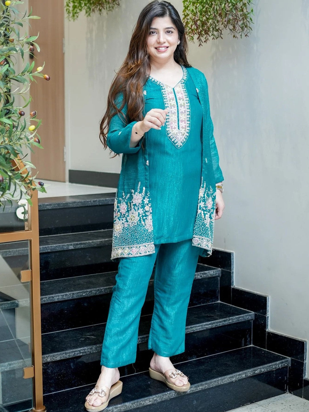 Women Ethnic Motifs Embroidered Regular Thread Work Kurta with Trousers