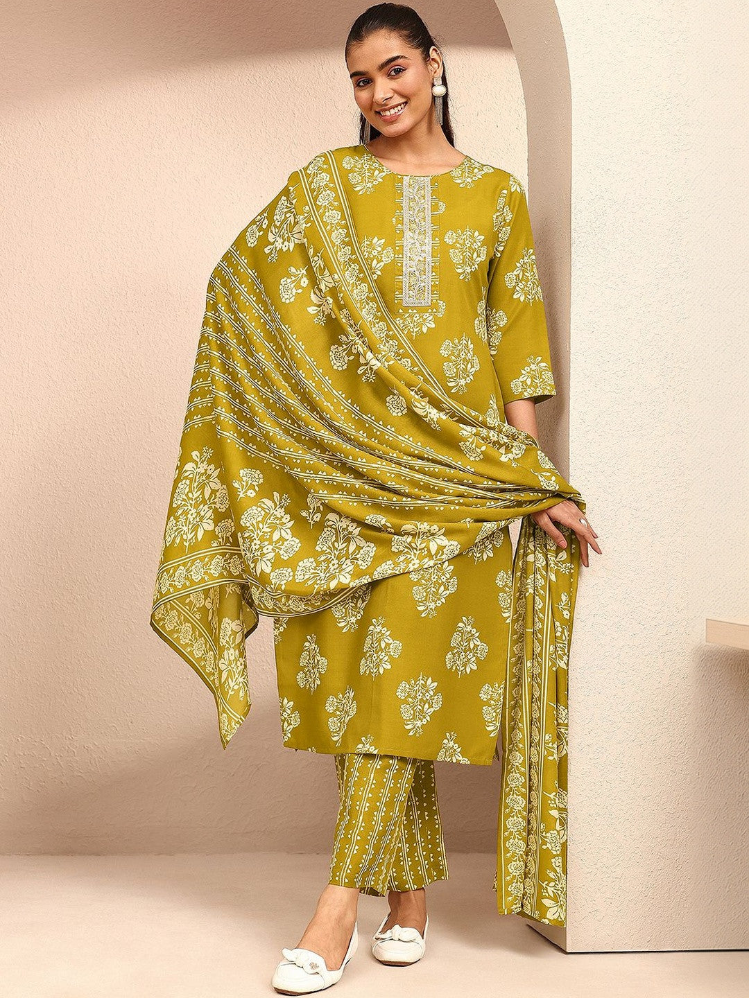 Women Floral Printed Regular Thread Work Kurta with Trousers & With Dupatta