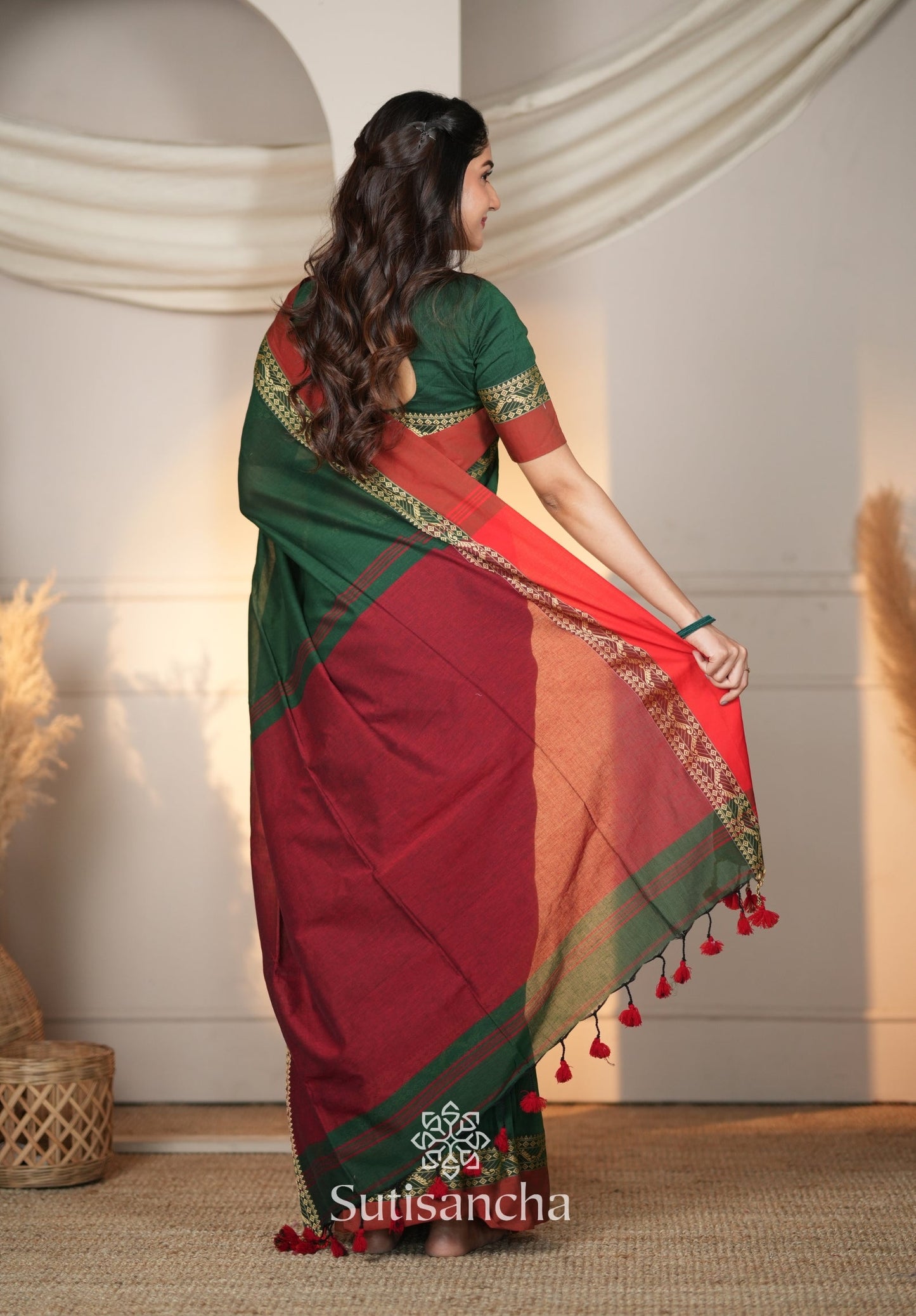 Dhiyona SS The Weaver's Touch: Pure Bengal Cotton Saree with Timeless Appeal
