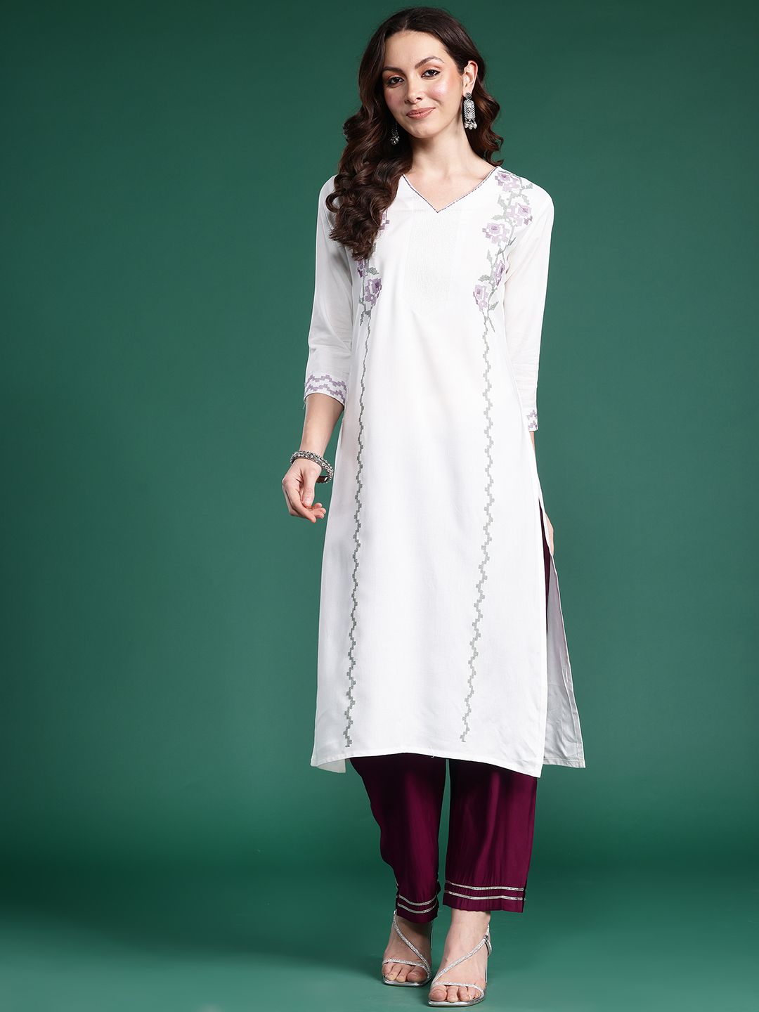 Dhiyona IE Women Floral Embroidered Thread Work Kurta