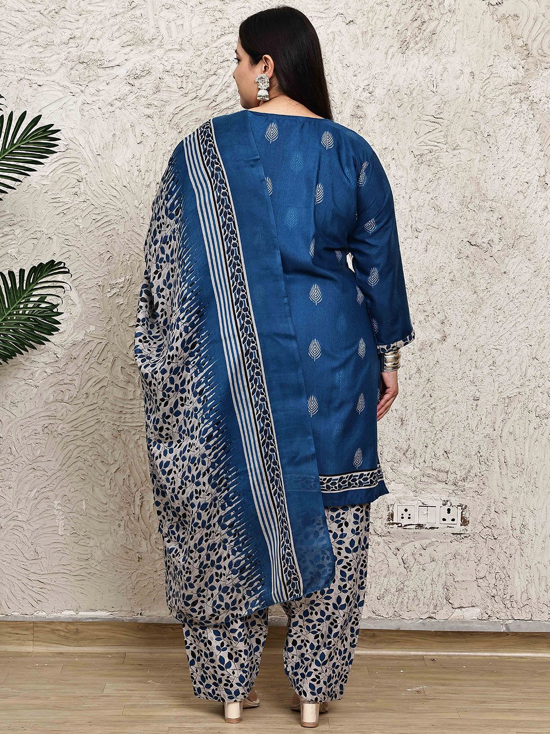Dhiyona KL Women Plus Size Floral Printed Regular Kurta with Salwar & Dupatta
