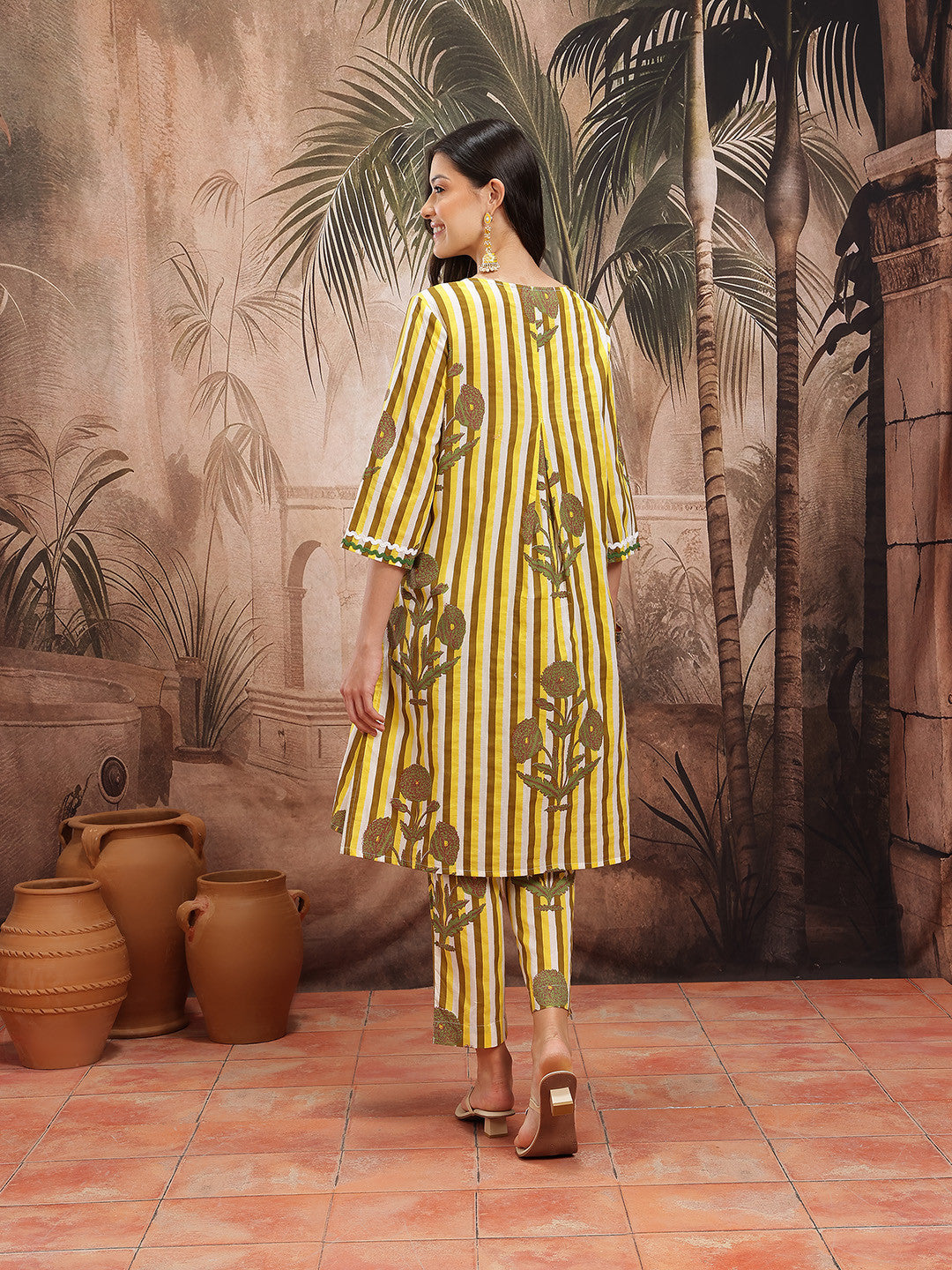 Women Floral Printed Pure Cotton Kurta with Trousers