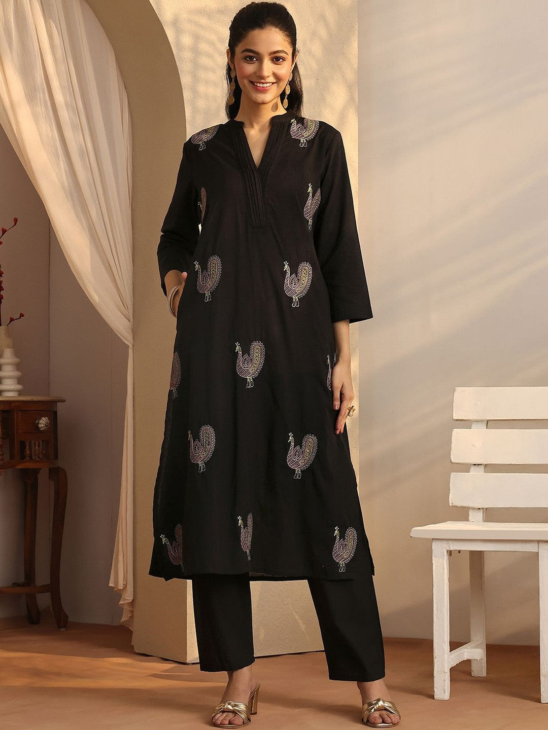 Women Ethnic Motifs Embroidered Regular Thread Work Kurta with Trousers