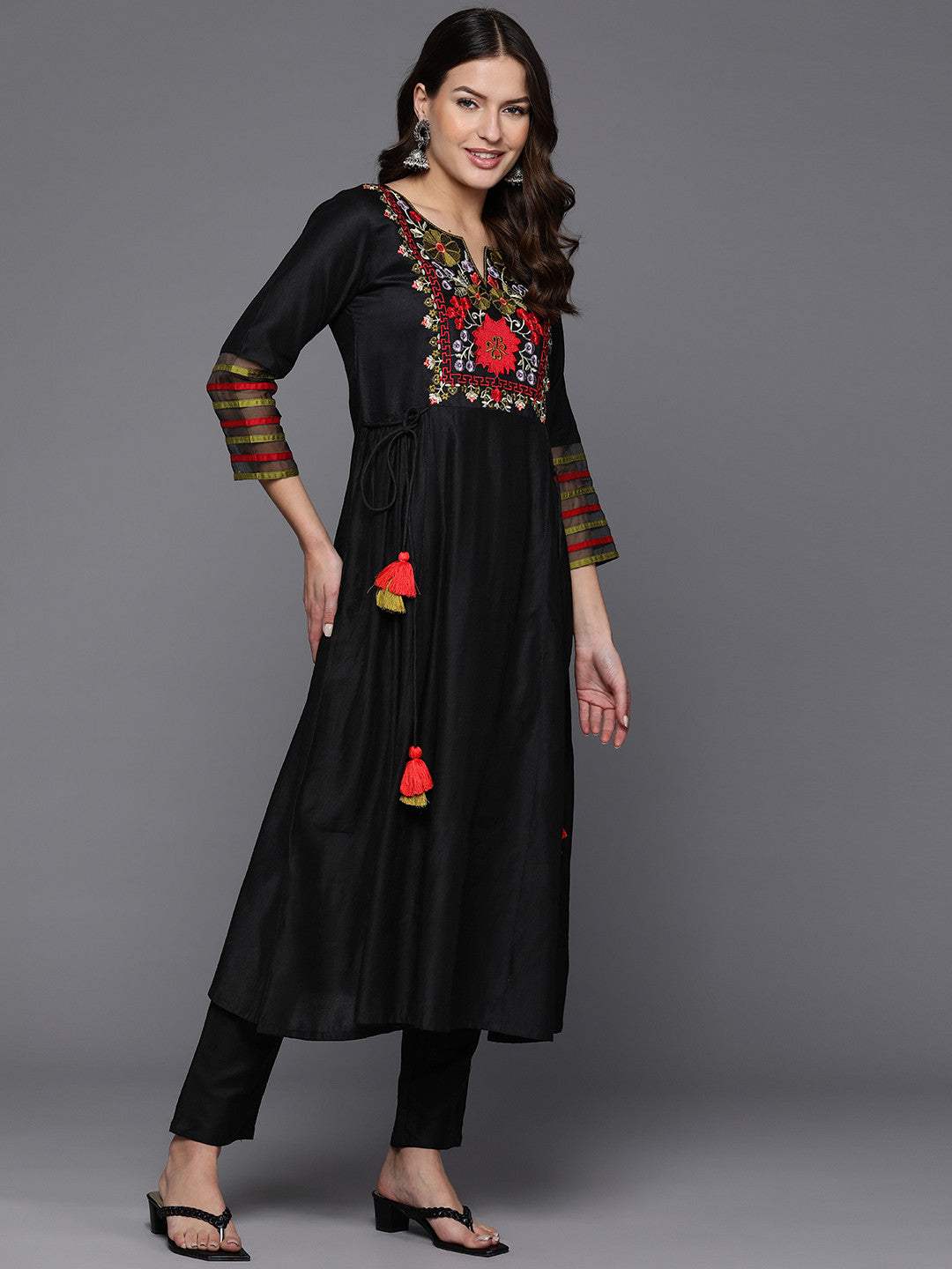 Women Floral Embroidered Regular Thread Work Liva Kurta with Trousers