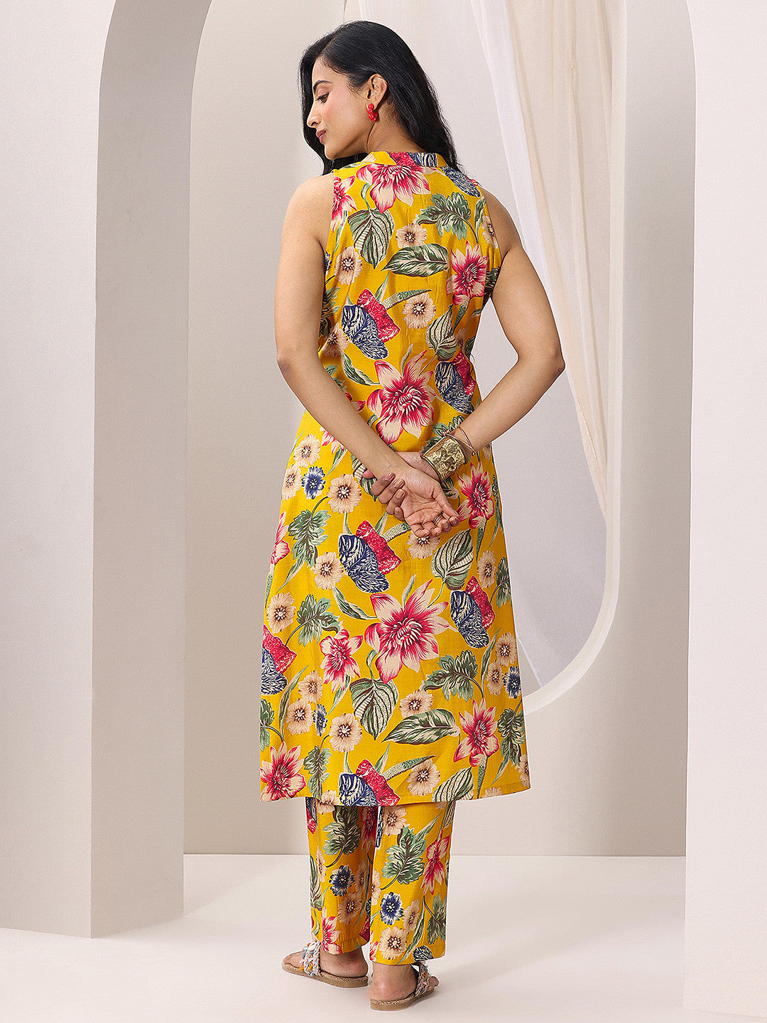 Floral Printed Mandarin Collar Sleeveless Straight Kurta With Trouser
