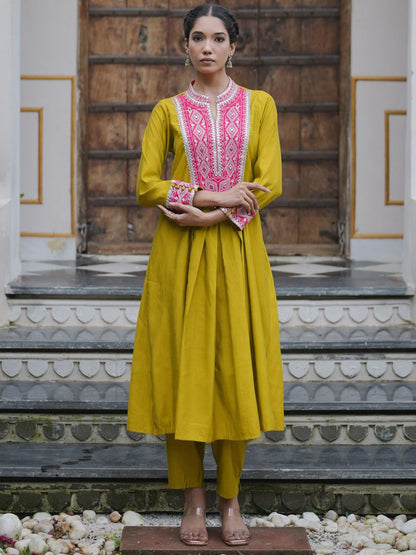 Dhiyona IE Women Ethnic Motifs Embroidered Pleated Mirror Work Kurta with Trousers