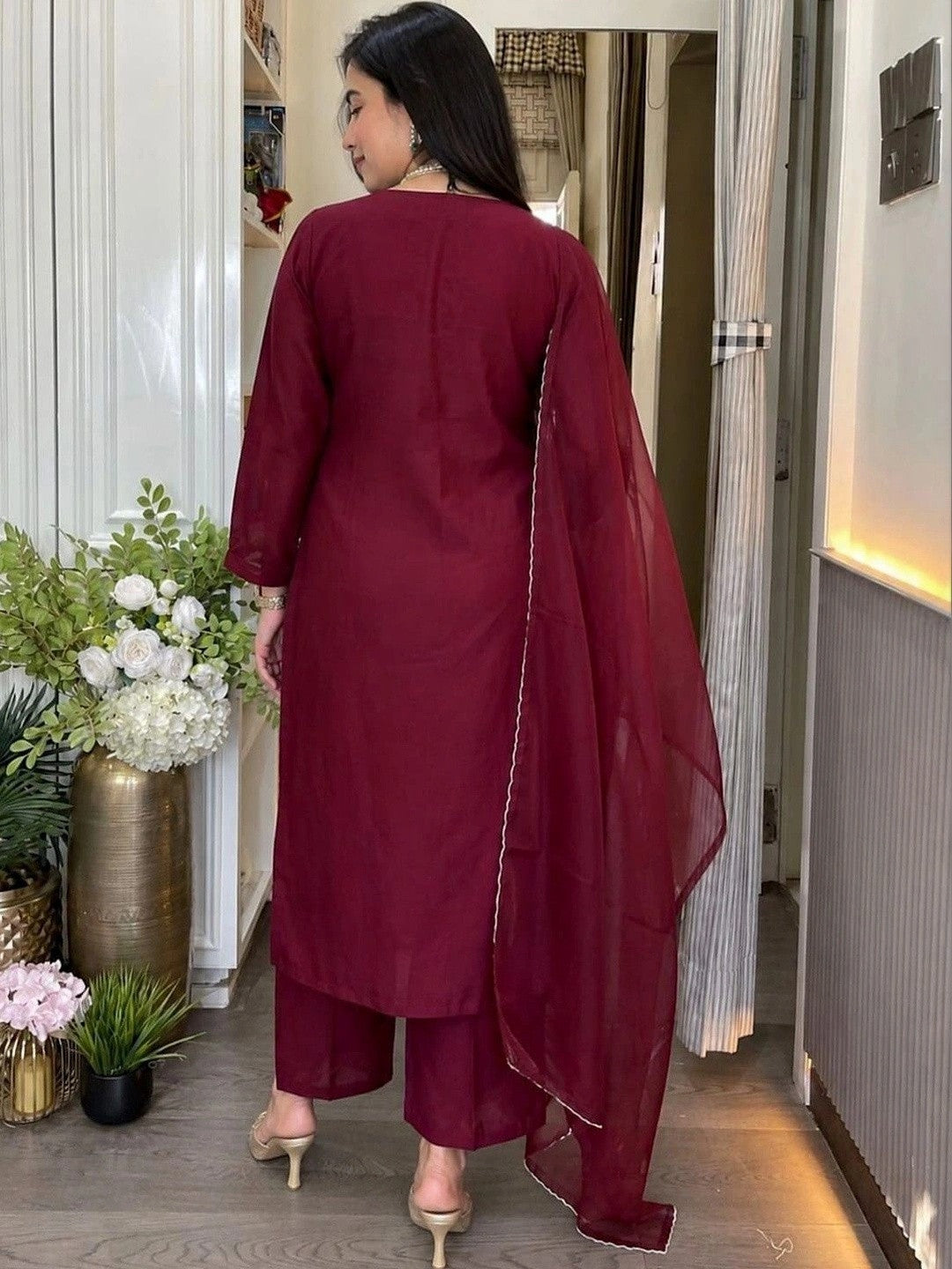 Women Floral Embroidered Regular Thread Work Chanderi Silk Kurta with Trousers & With Dupatta