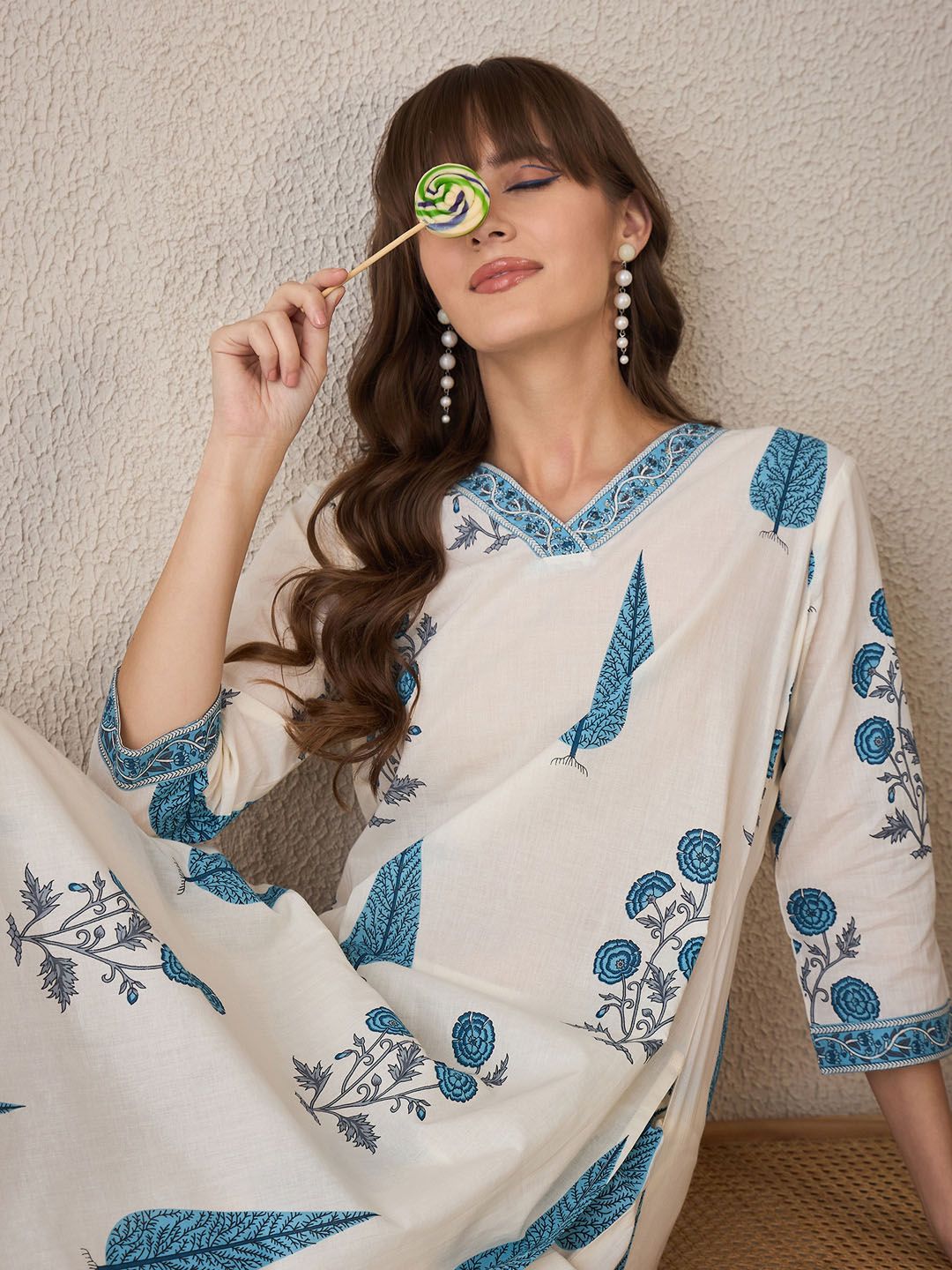 Dhiyona IE Floral Printed V-Neck Pure Cotton Kurta With Trouser