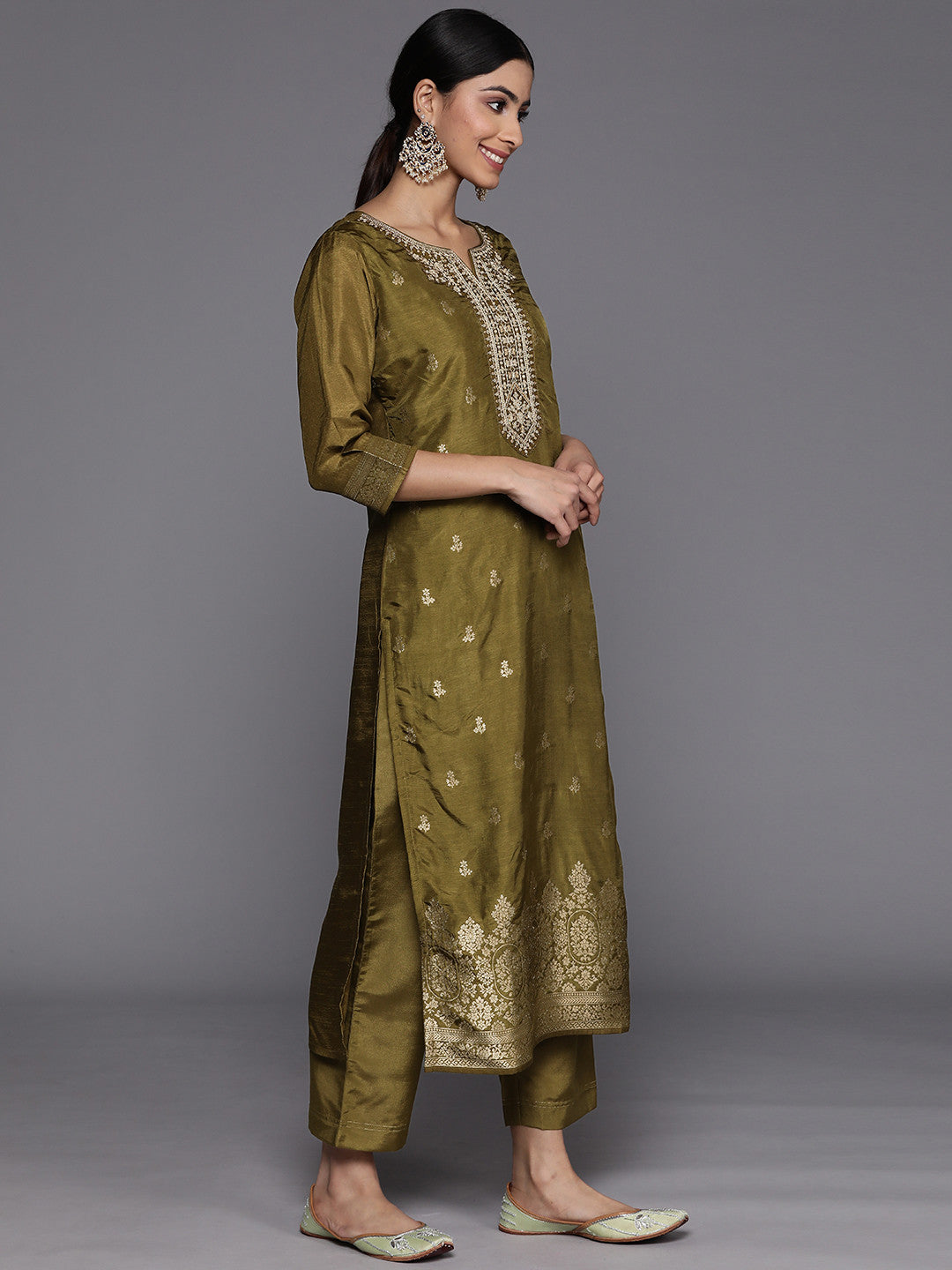 Women Floral Embroidered Sweetheart Neck Pure Silk Kurta With Trousers & Dupatta