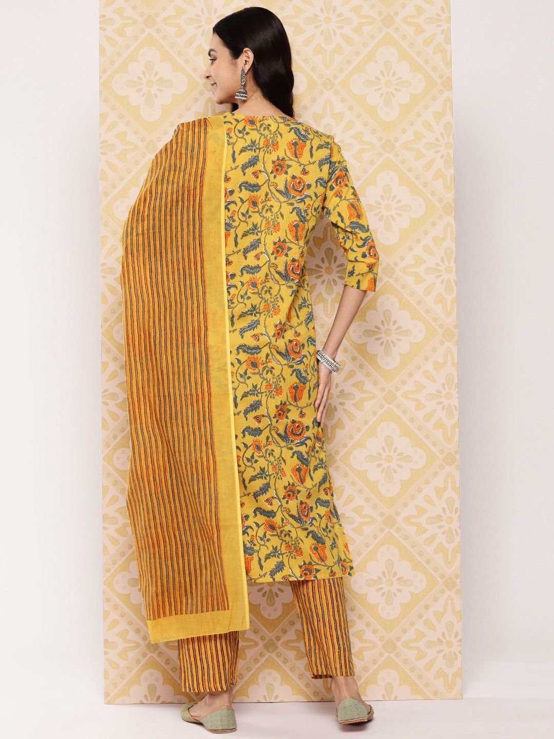 Dhiyona KL Women Floral Printed Regular Pure Cotton Kurta with Trousers & Dupatta