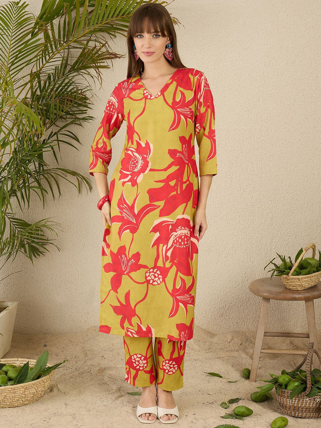 Women Floral Printed Regular Kurta with Trousers