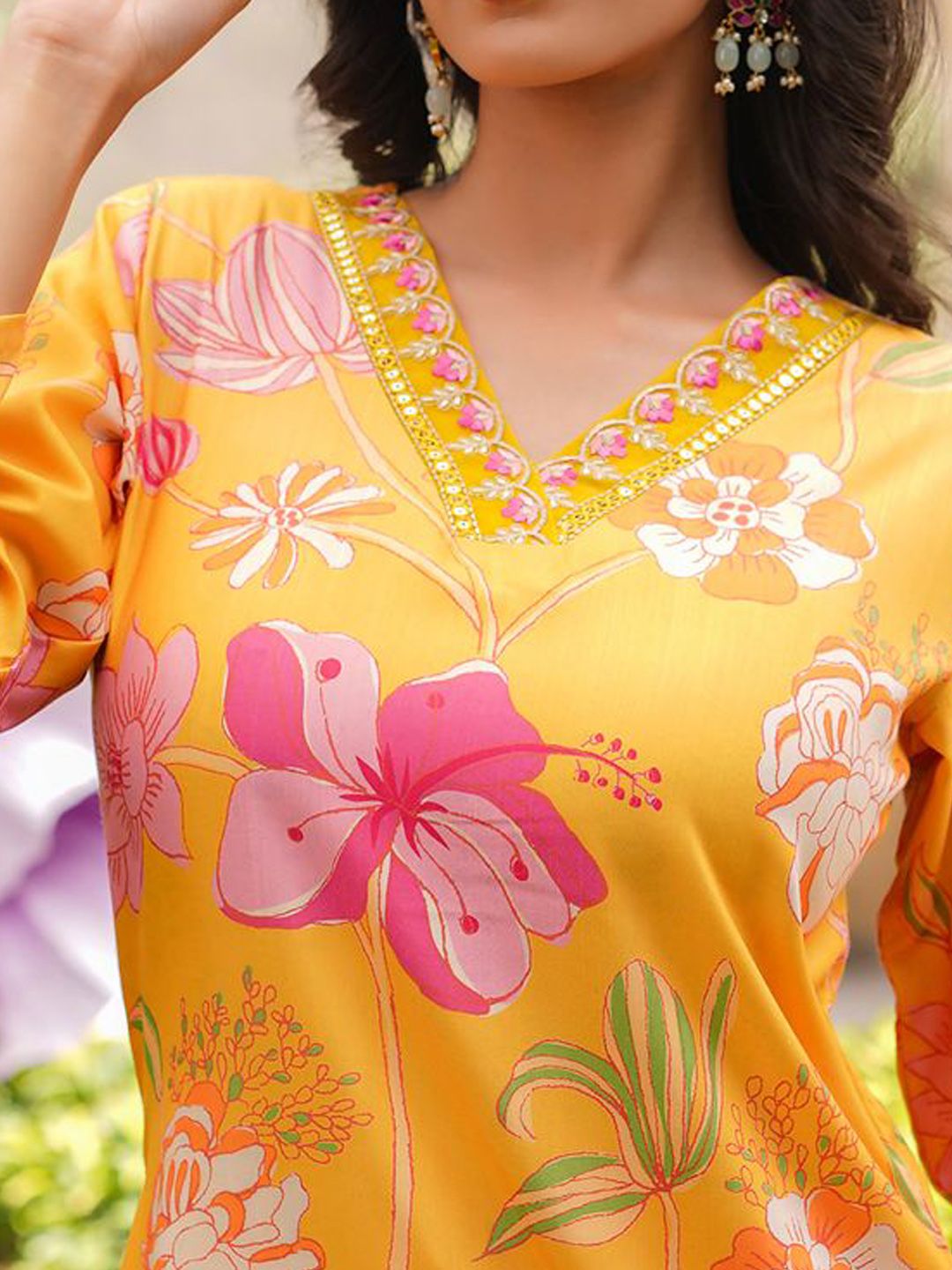 Dhiyona KL Floral Printed V-Neck Thread Work Straight Kurta With Trousers & Dupatta