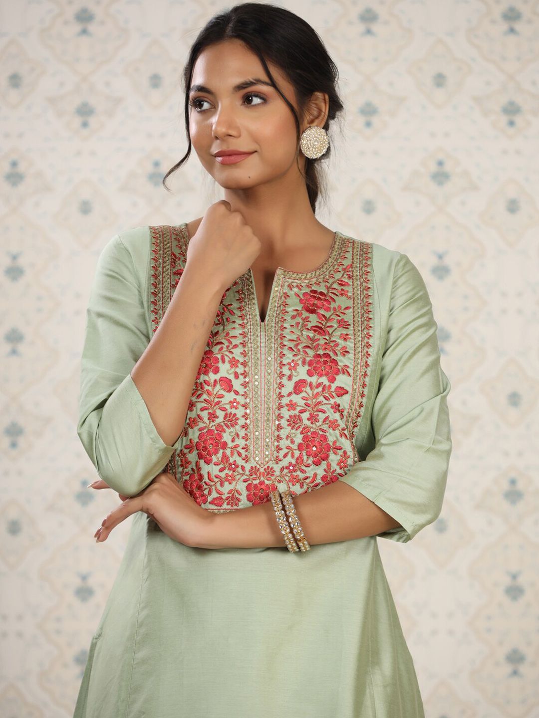 Dhiyona OD  Women Floral Thread Work Kurta