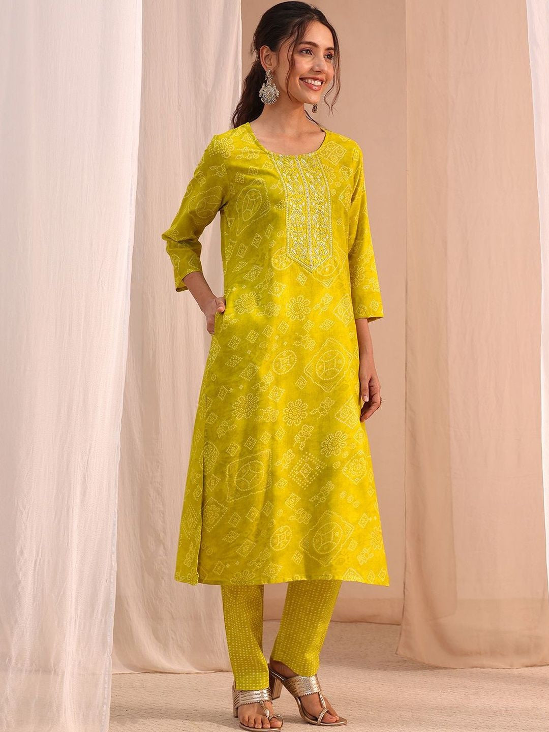 Women Bandhani Printed Regular Thread Work Kurta with Trousers & With Dupatta