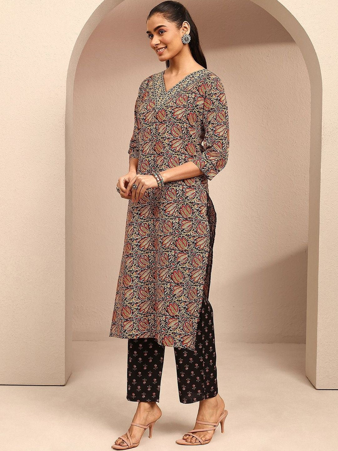 Women Ethnic Motifs Printed Regular Kurta with Trousers & With Dupatta