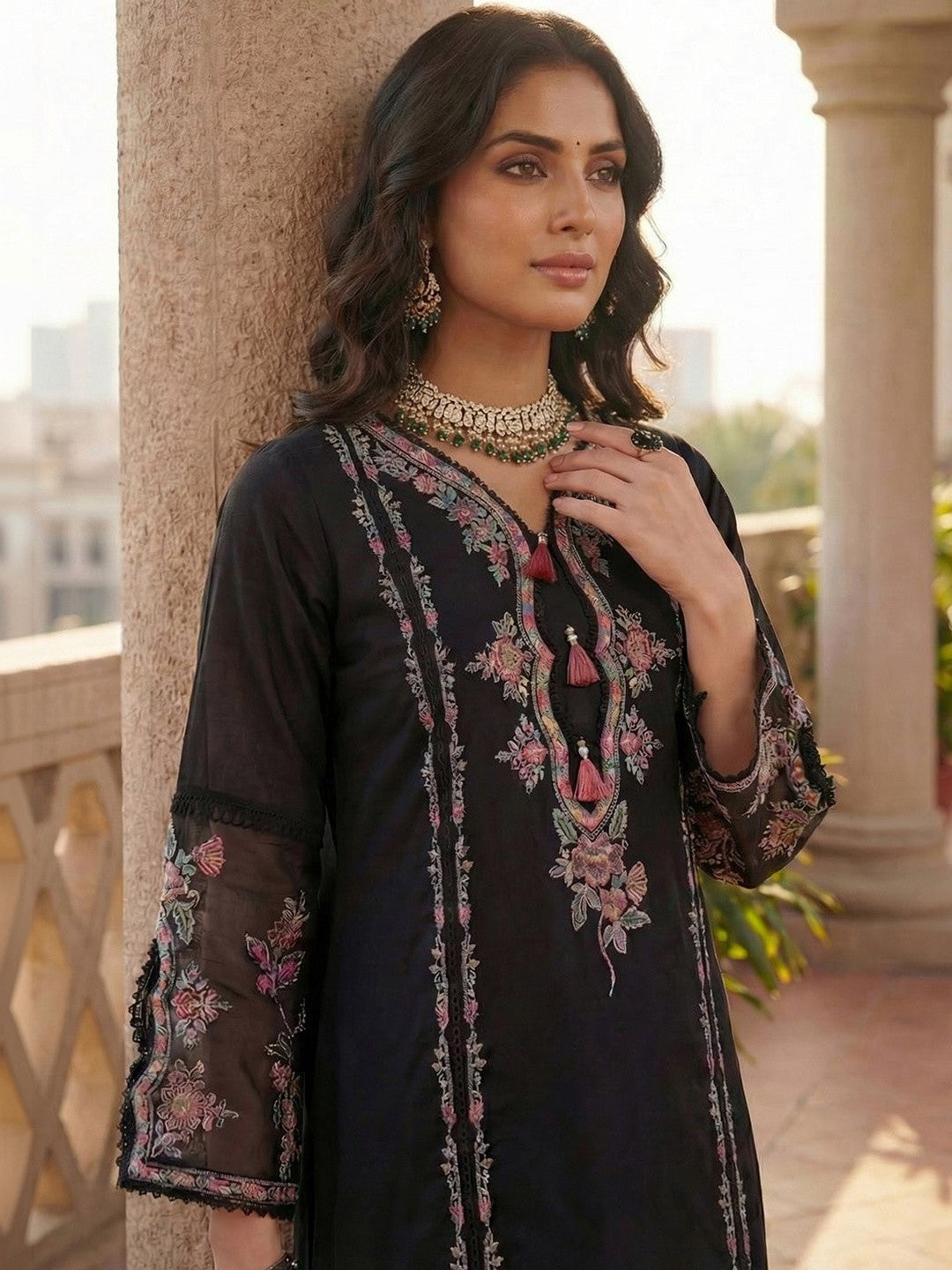 Women Floral Embroidered Regular Thread Work Kurta with Trousers & With Dupatta