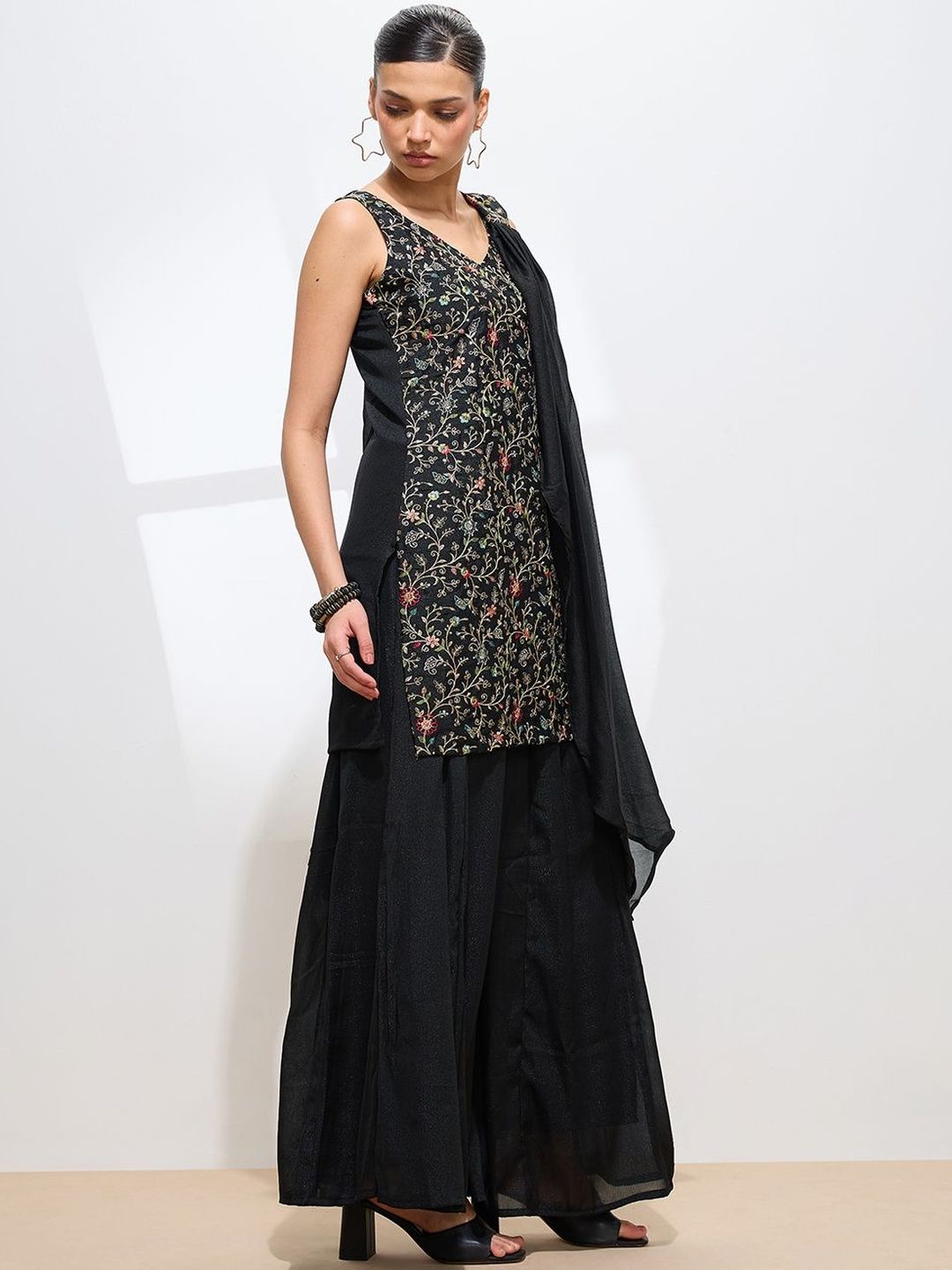 Dhiyona KL Floral Embroidered V-Neck Thread Work Georgette Kurta & Palazzos With Dupatta