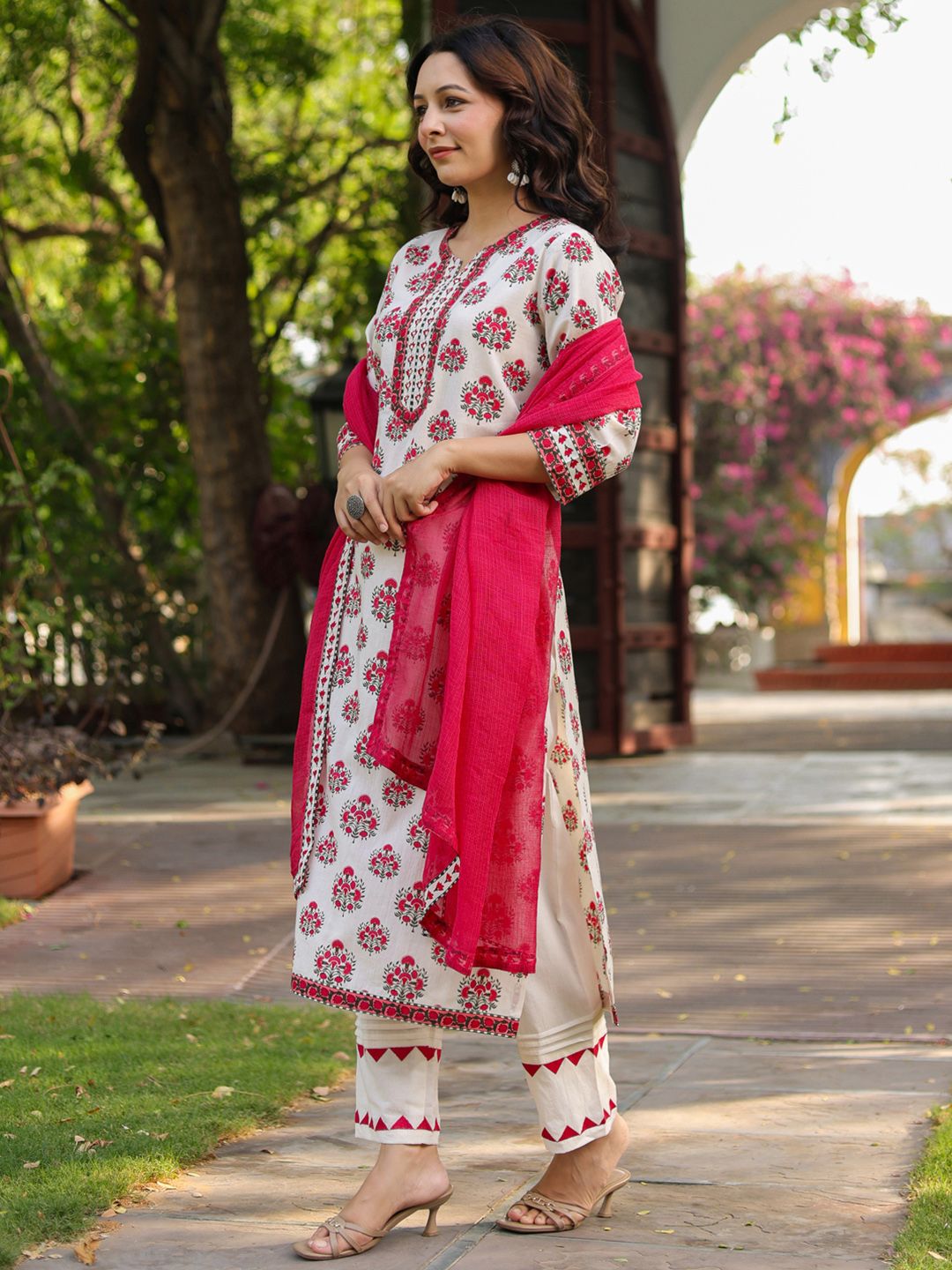 Dhiyona RR Women's Floral Printed Notch Neck Pure Cotton Kurta With Trousers & Dupatta