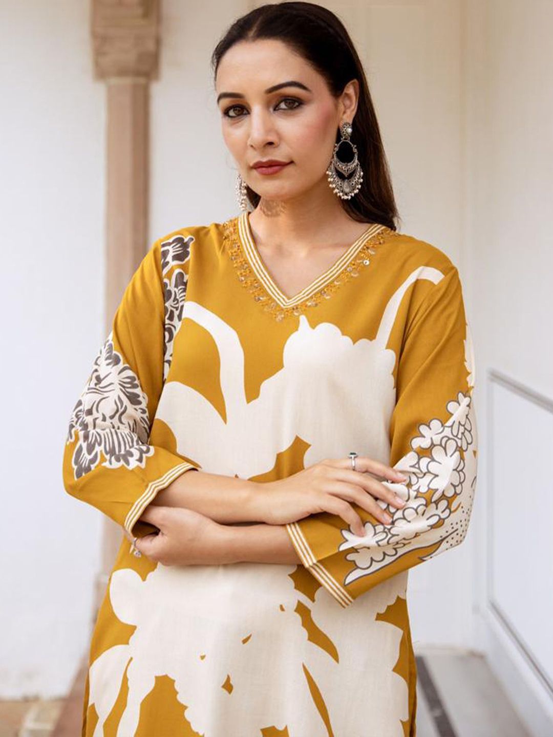 Dhiyona IE Women Floral Printed Regular Sequinned Kurta with Salwar