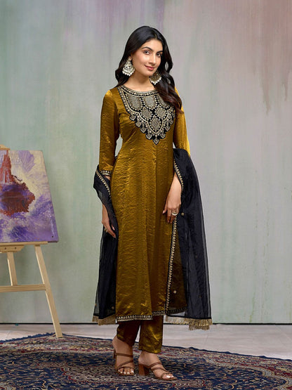 Dhiyona CH Women Floral Embroidered Regular Sequinned Kurta with Trousers & Dupatta