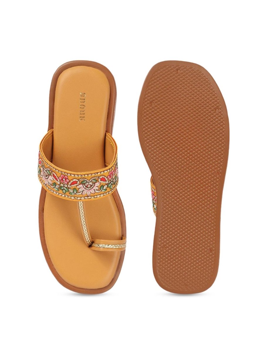 Dhiyona AK Women Embellished Ethnic One Toe Flats
