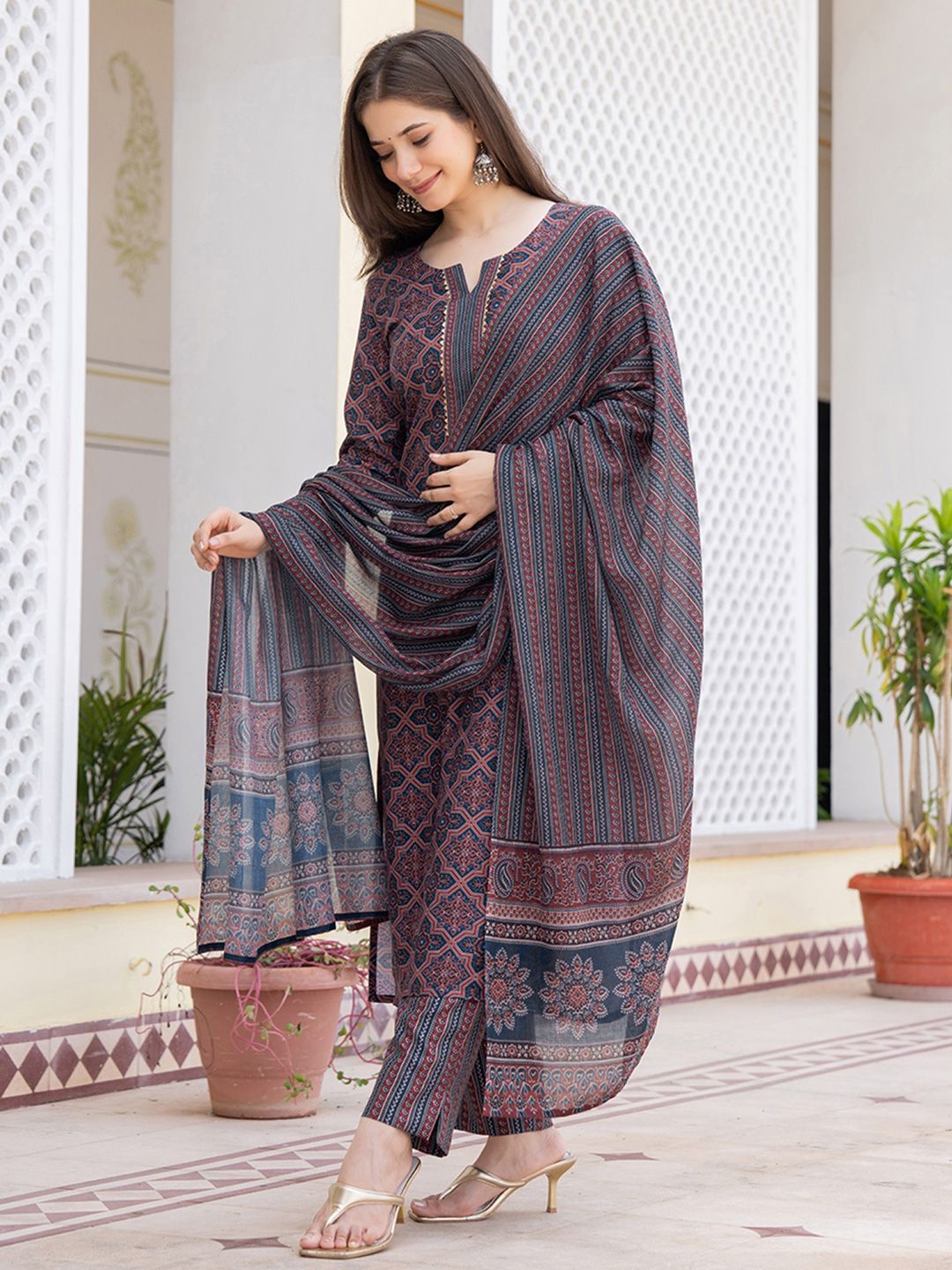 Dhiyona KL Ethnic Motifs Printed Regular Gotta Patti Straight Kurta with Trousers & Dupatta