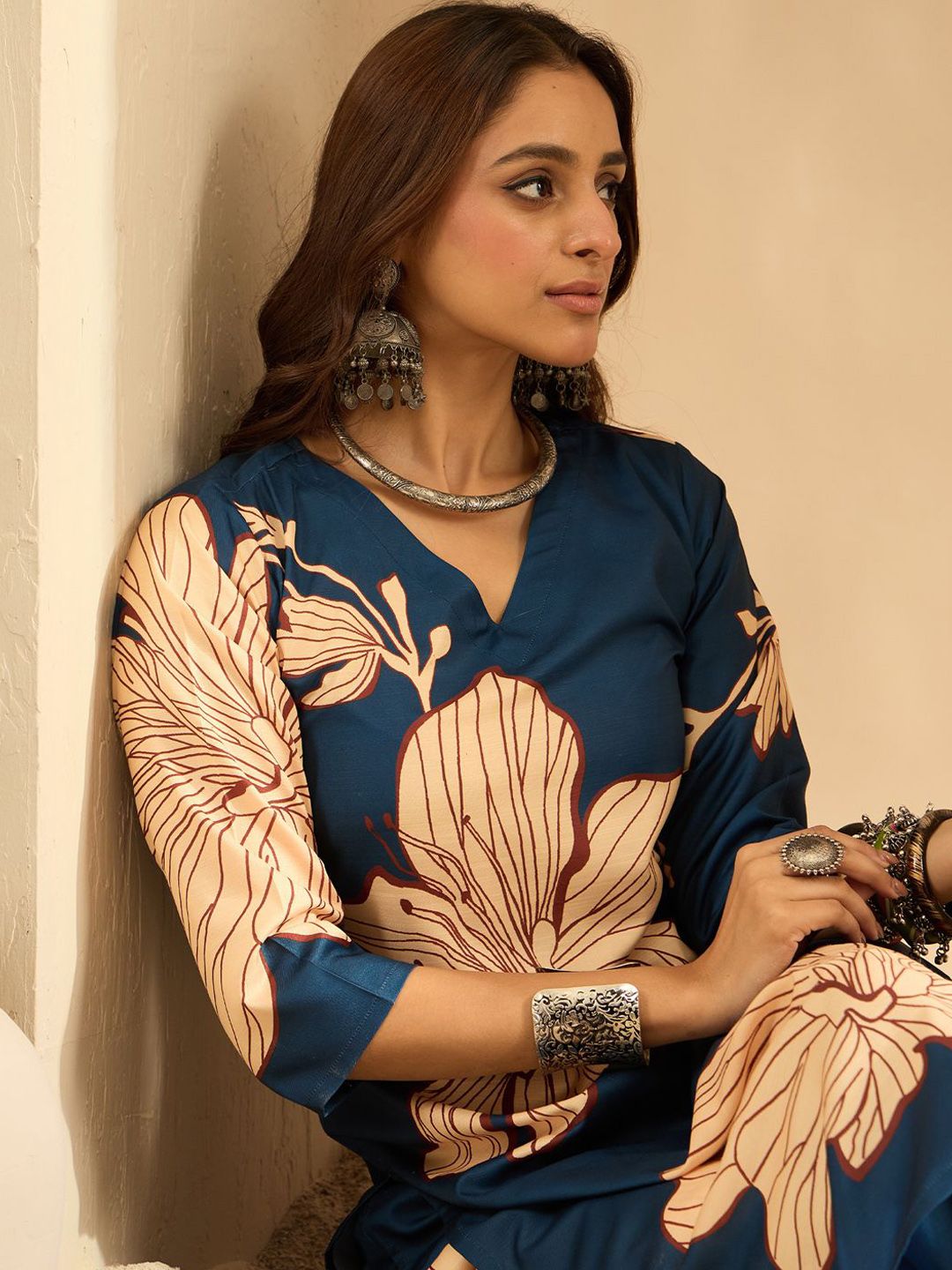 Dhiyona IE Women Floral Printed Straight Kurta with Trousers