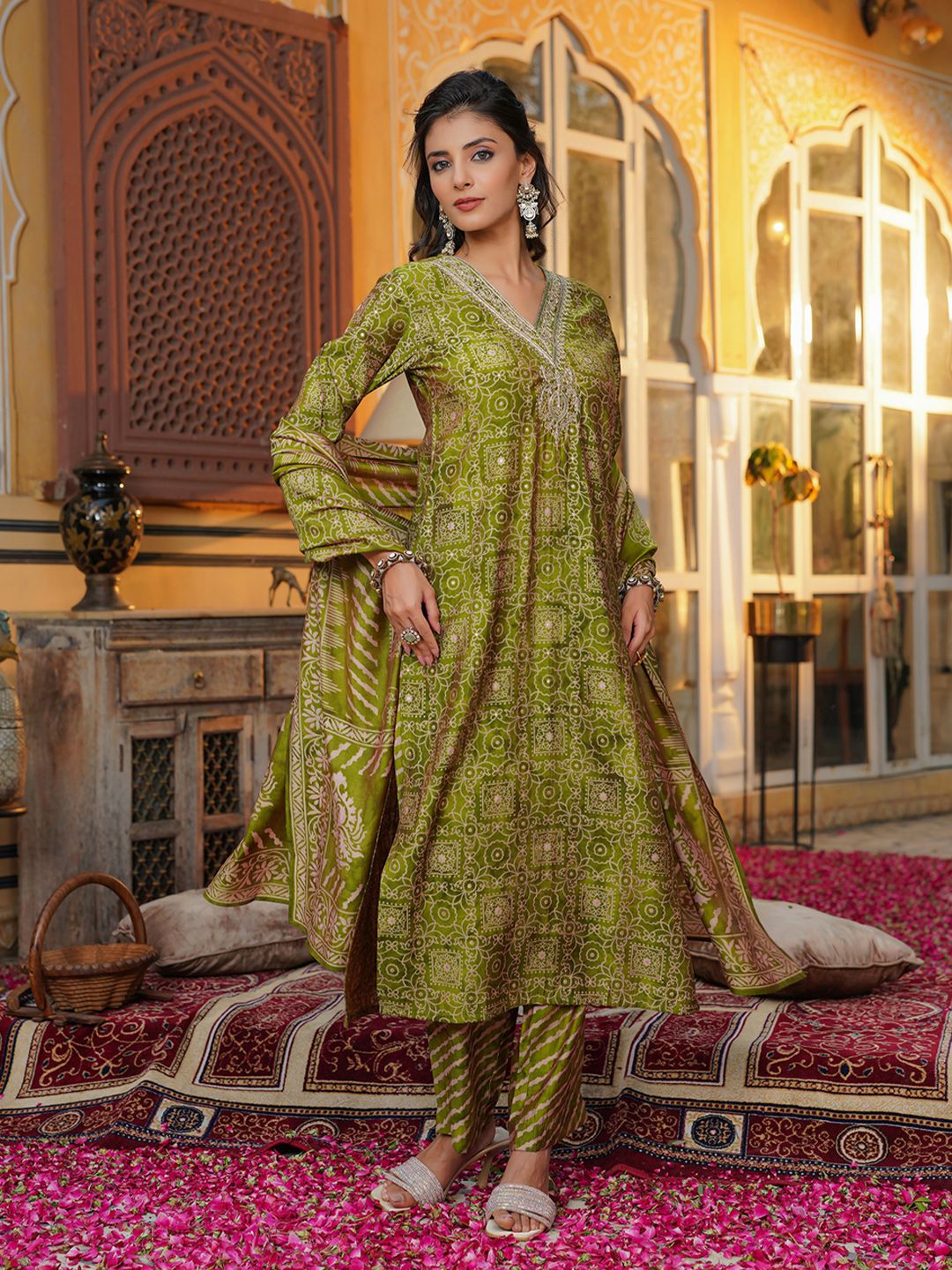 Dhiyona KL Women Ethnic Motifs Printed Regular Thread Work Kurta with Trousers & Dupatta