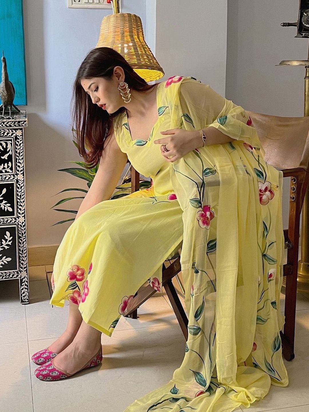 Dhiyona KL Floral Printed Sweetheart Neck Straight Kurta With Trousers And Dupatta