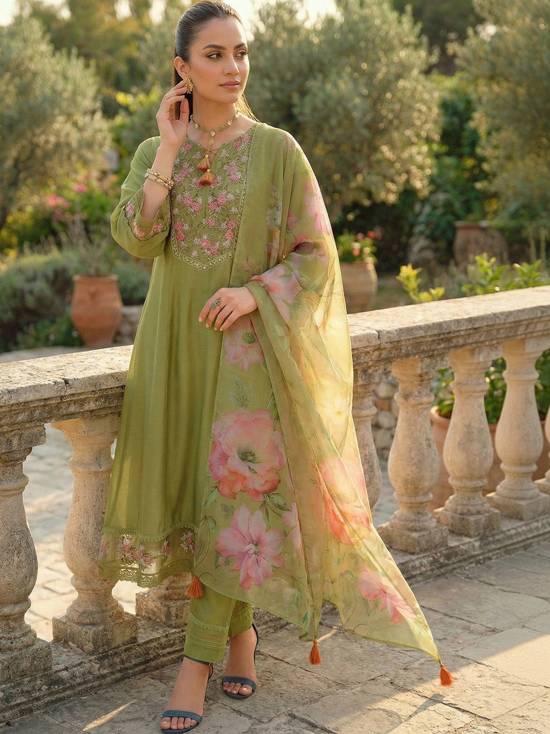 Women Floral Embroidered Regular Thread Work Liva Kurta with Trousers & With Dupatta