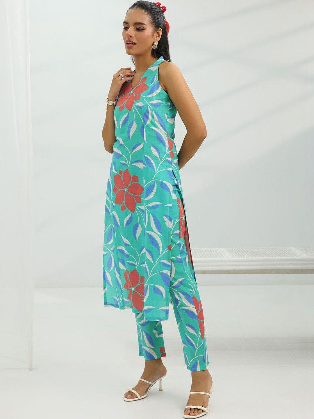 Women Floral Printed Regular Kurta with Trousers