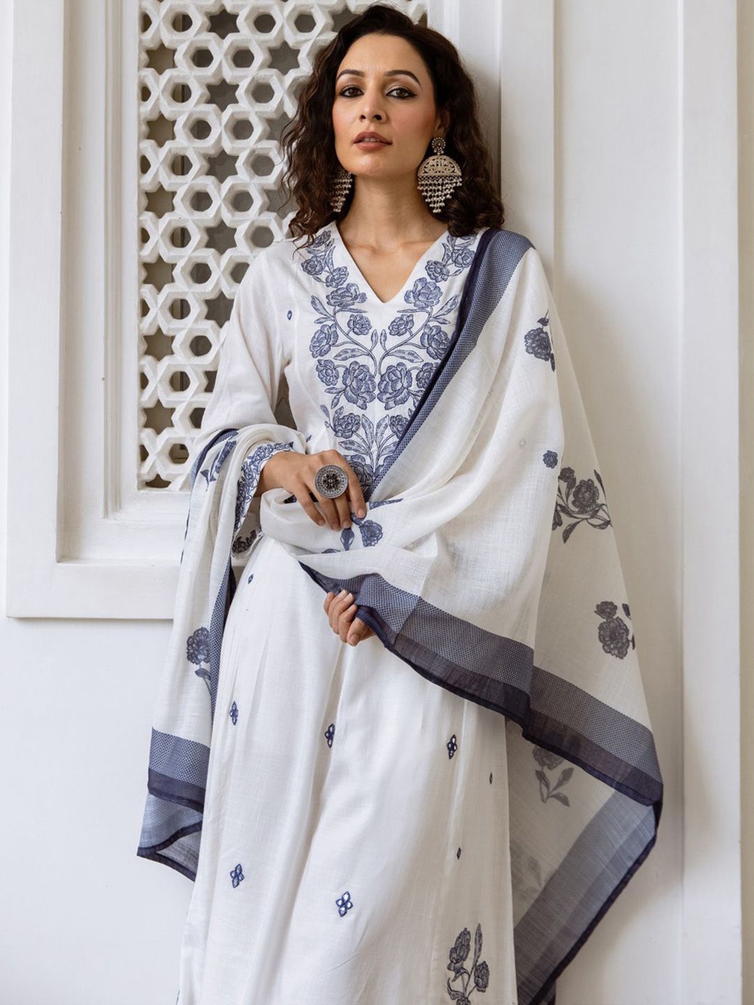 Dhiyona IE Women Floral Embroidered Regular Thread Work Pure Cotton Kurta with Trousers & With Dupatta