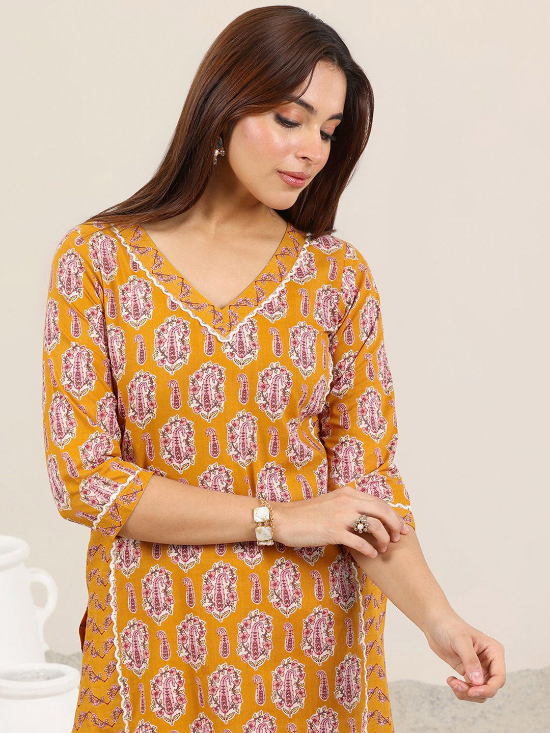 Women Floral Printed Regular Kurta with Trousers