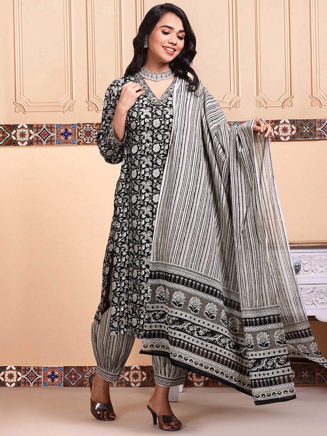 Dhiyona IS Women's Women Floral Printed Pleated Pure Cotton Kurta With Patiala & Dupatta