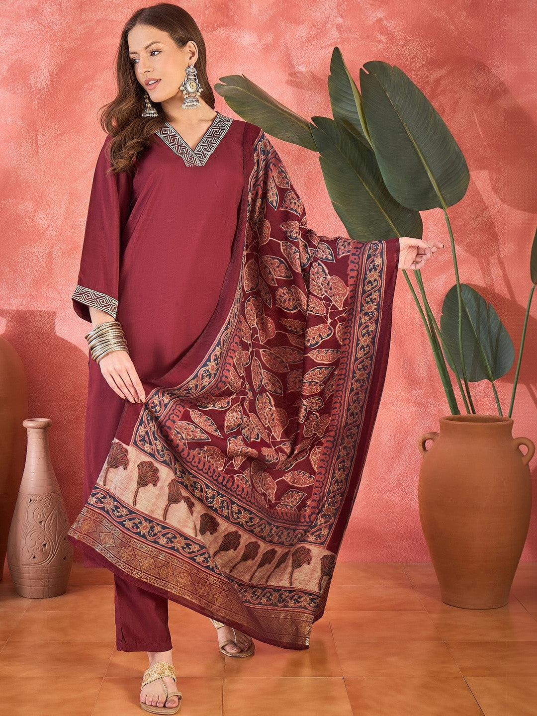 Dhiyona SN Embroidered V-Neck Kurta & Trousers Kurta Set