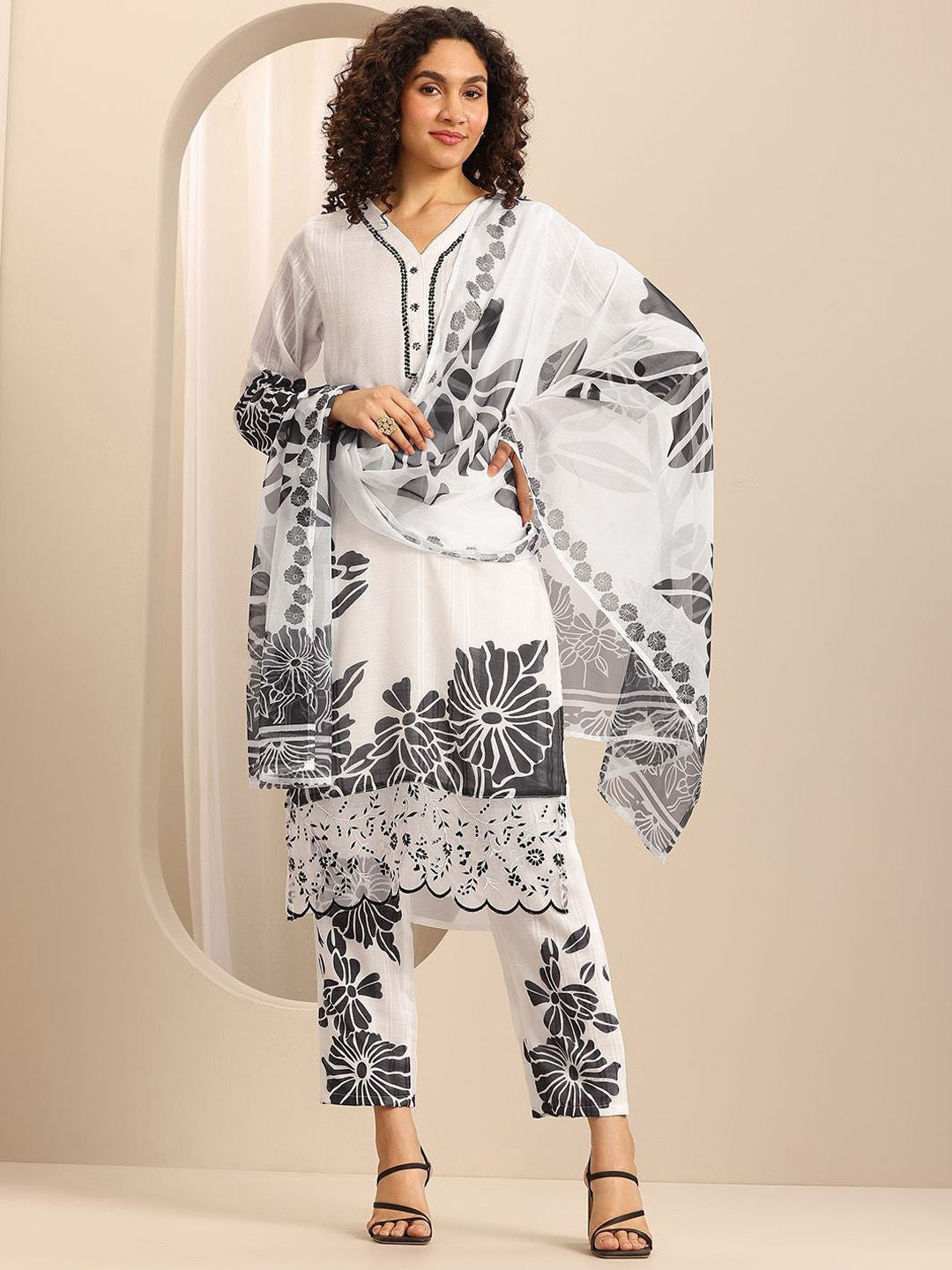 Women Floral Printed Kurta with Trousers & With Dupatta
