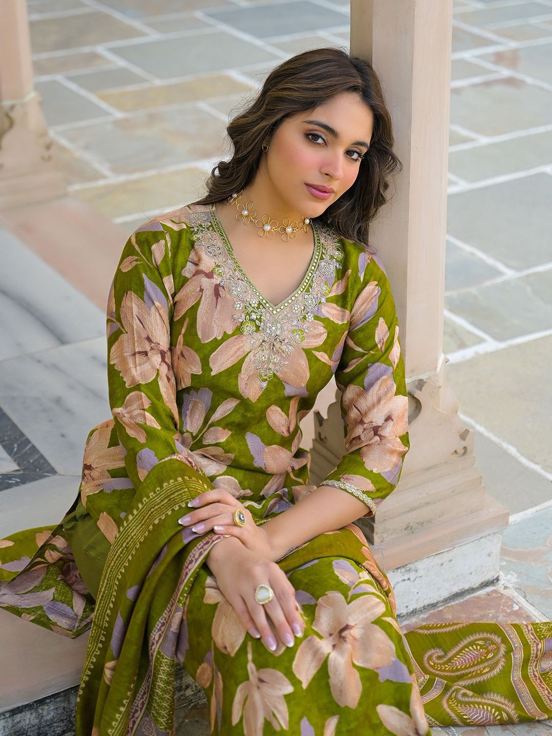 Dhiyona KL Women Floral Printed Regular Sequinned Kurta with Trousers & With Dupatta