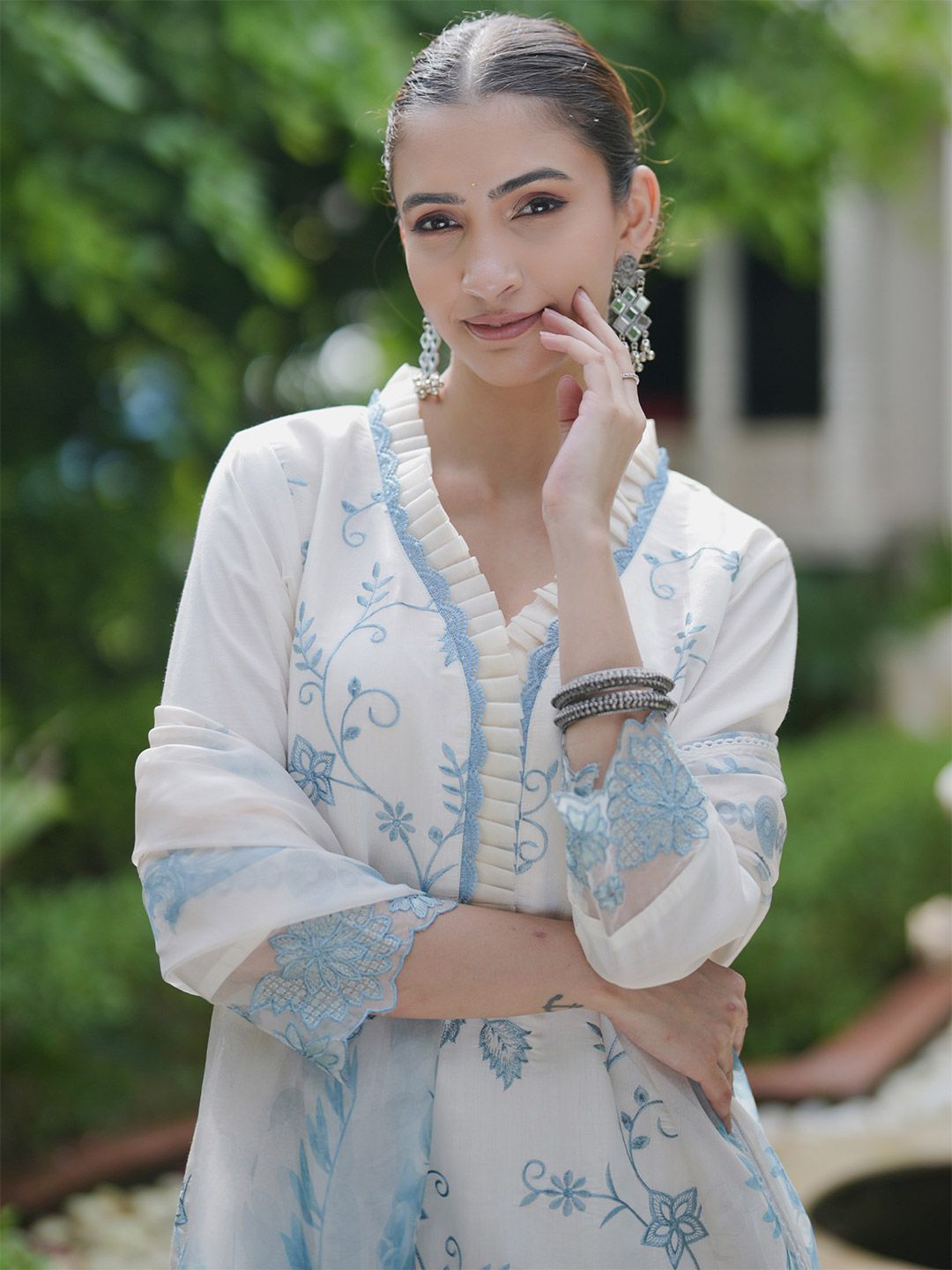 Dhiyona IE Women Floral Embroidered Regular Kurta with Trousers & With Dupatta