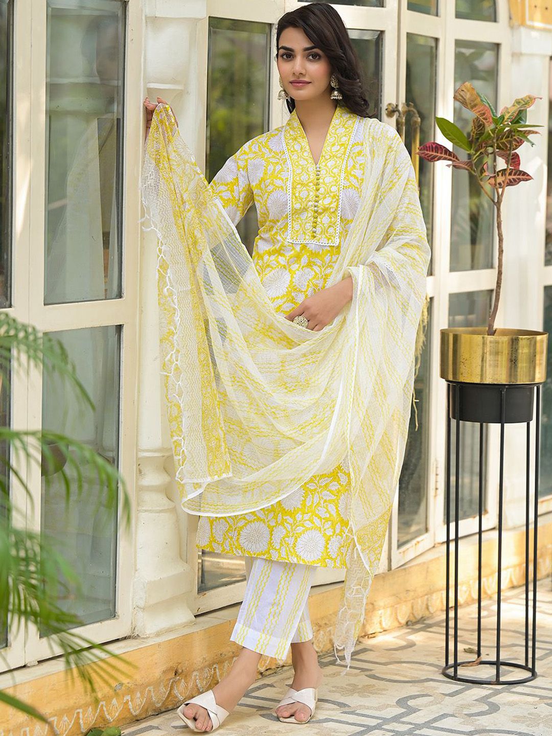 Dhiyona KL Floral Block Printed Pure Cotton V-Neck Straight Kurta with Trousers & Dupatta