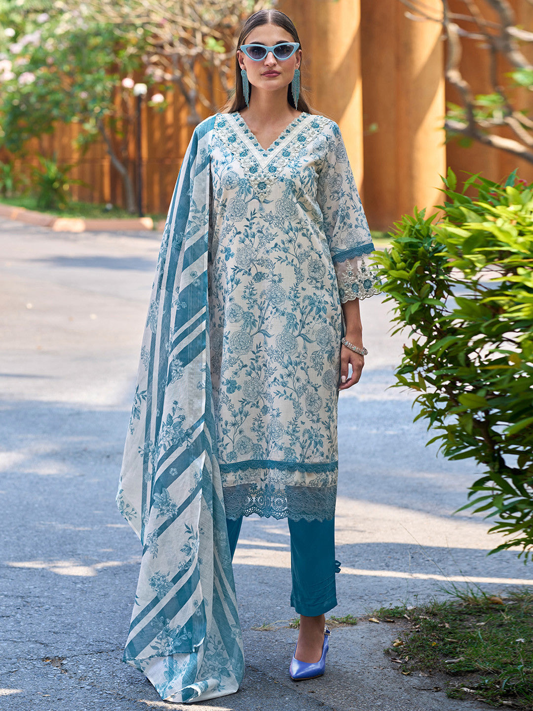 Floral Printed Regular Thread Work Pure Cotton Kurta with Trousers & Dupatta