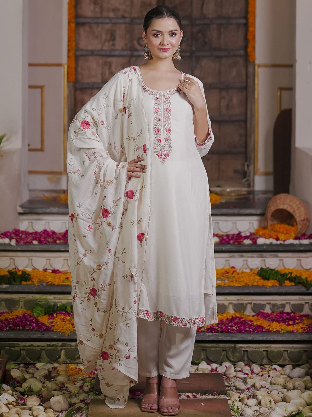 Dhiyona IE Women Floral Embroidered Regular Thread Work Kurta with Trousers & With Dupatta