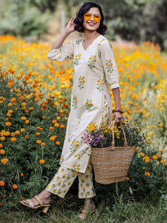 Women Floral Printed Regular Kurta with Trousers