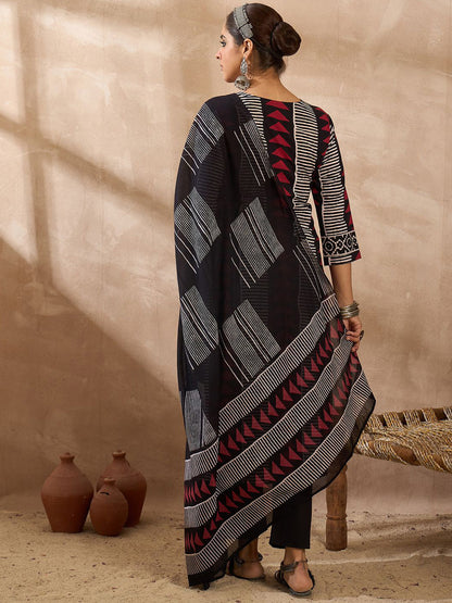 Women Printed Regular Thread Work Pure Cotton Kurta with Trousers & With Dupatta
