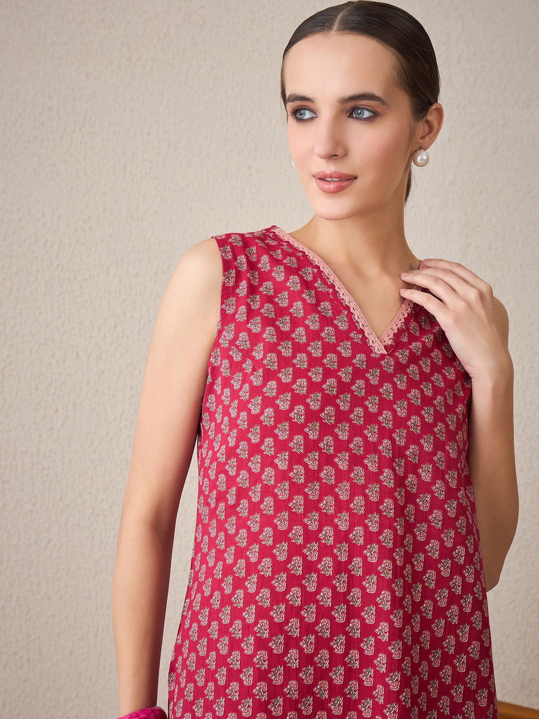 Floral Printed Pure Cotton Sleeveless V-Neck Straight Kurta With Trousers