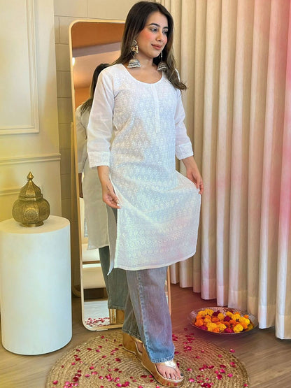 Dhiyona IE Floral Embroidered Straight Kurta