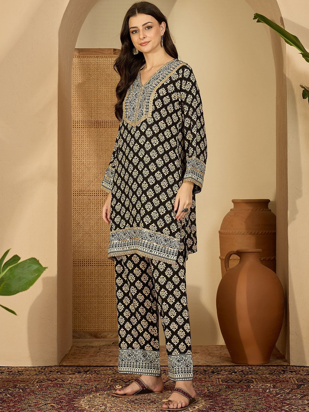 Ethnic Motifs Printed V-Neck Kurta & Trousers