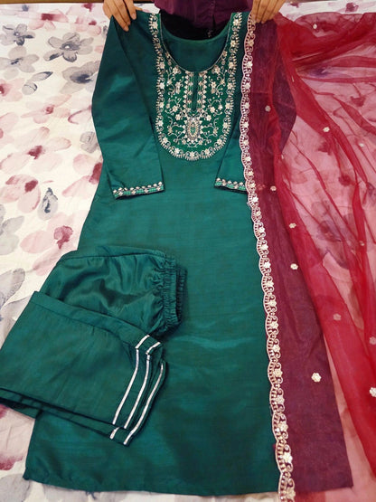 Women Embroidered Regular Thread Work Kurta with Trousers & With Dupatta