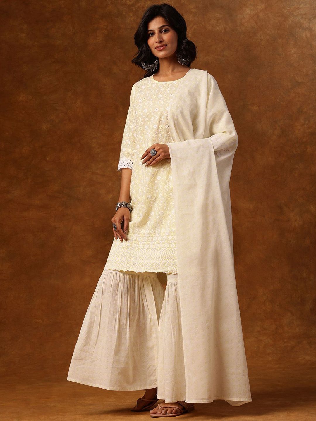 Dhiyona AN Floral Embroidered Round Neck Thread Work Straight Kurta & Sharara With Dupatta