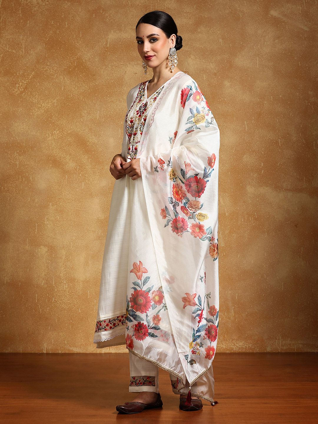 Off White Women Floral Printed Regular Thread Work Kurta with Trousers & With Dupatta