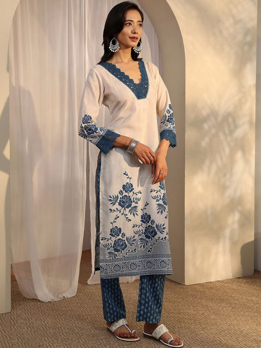 Women Floral Printed Regular Kurta with Trousers & With Dupatta
